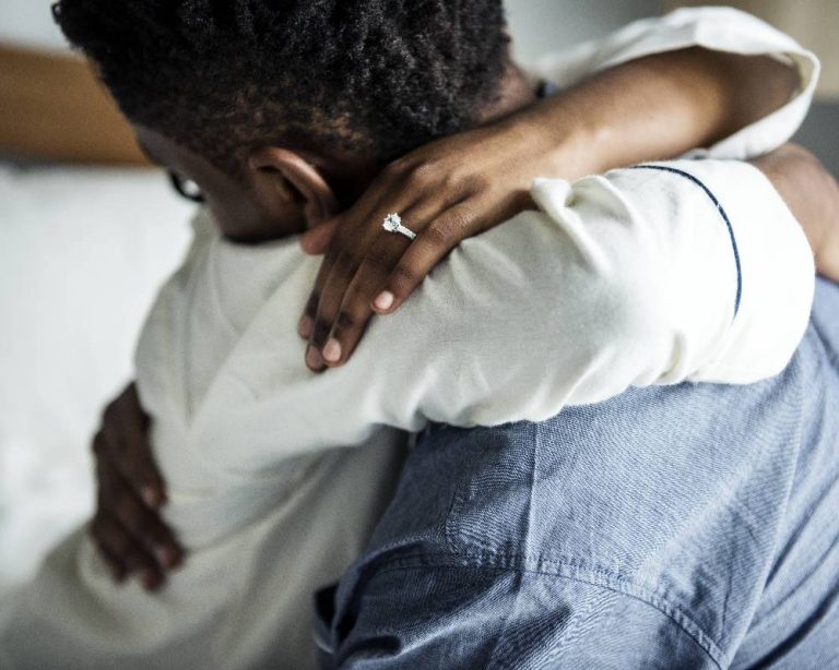 Hombre proponiendo matrimonio