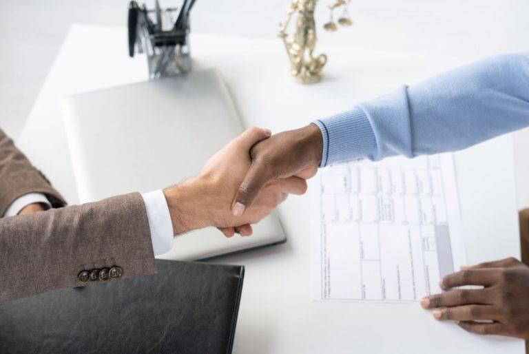 rarios-de-abogados-de-inmigracion-Lo-que-Debes-Saber